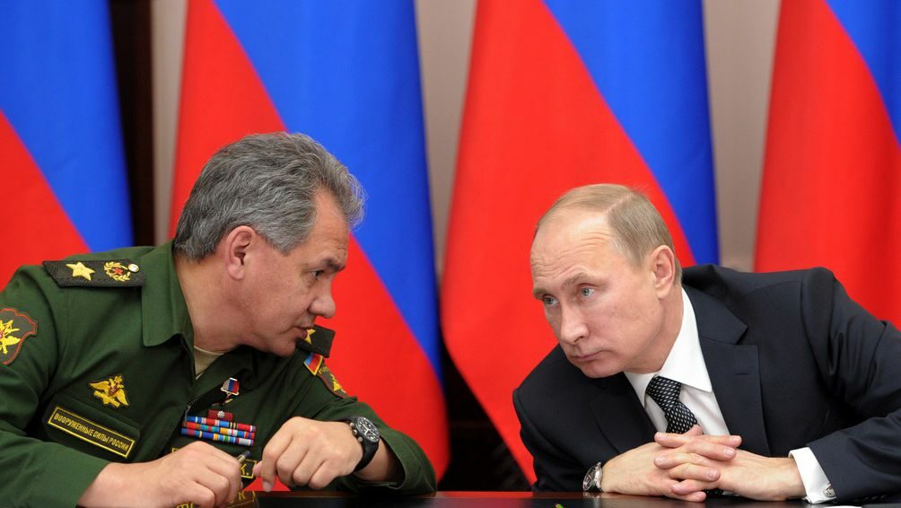 Президентът Путин и министърът на отбраната Шойгу през ноември 2013г. в школата за въздушно-десантни войски в Рязан.