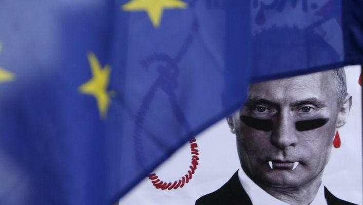 Този плакат с изображението на Путин беше носен от демонстранти в Прага вчера. Те демонстрираха срещу руските действия в Крим.