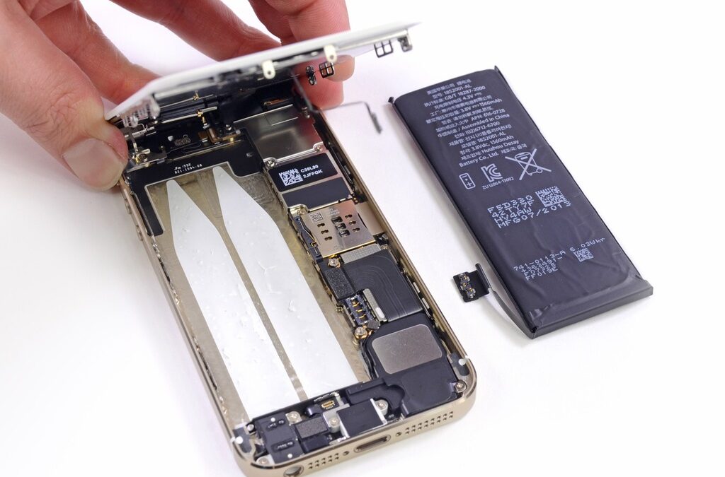 Разглобен iPhone 5s и неговата батерия.