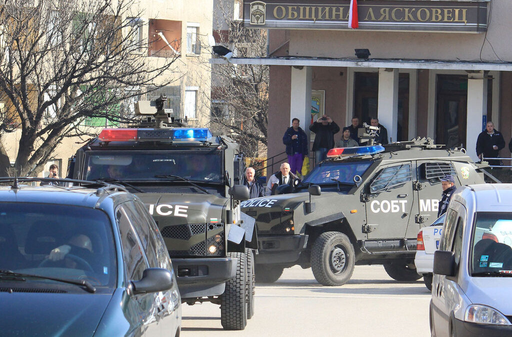 Майката на стрелеца от Лясковец твърди, че полицаите били в коридора им Майката на стрелеца от Лясковец твърди, че полицаите били в коридора им