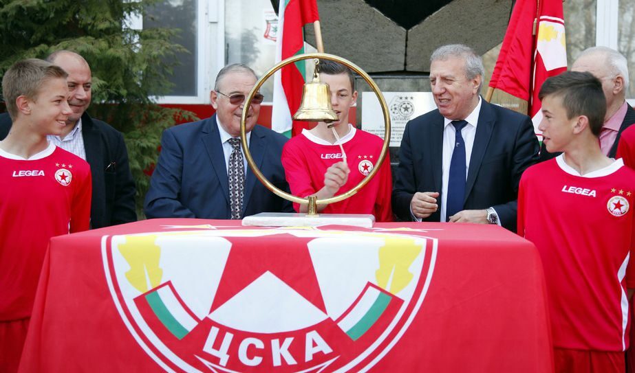 Камбаната беше взета назаем от БФБ. "Не сме я купували", каза Томов