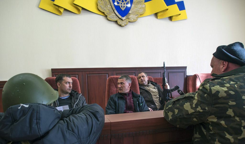 Проруски протестиращи в сградата на Украинската служба за сигурност в Луганск