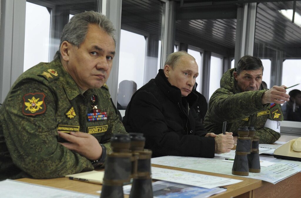 Владимир Путин (в средата) по време на военни учения, март, 2014<br /><br />
