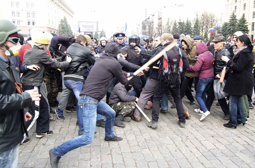 Проруски маскирани демонстранти в Харков разгониха с бой митинг за единството на Украйна.