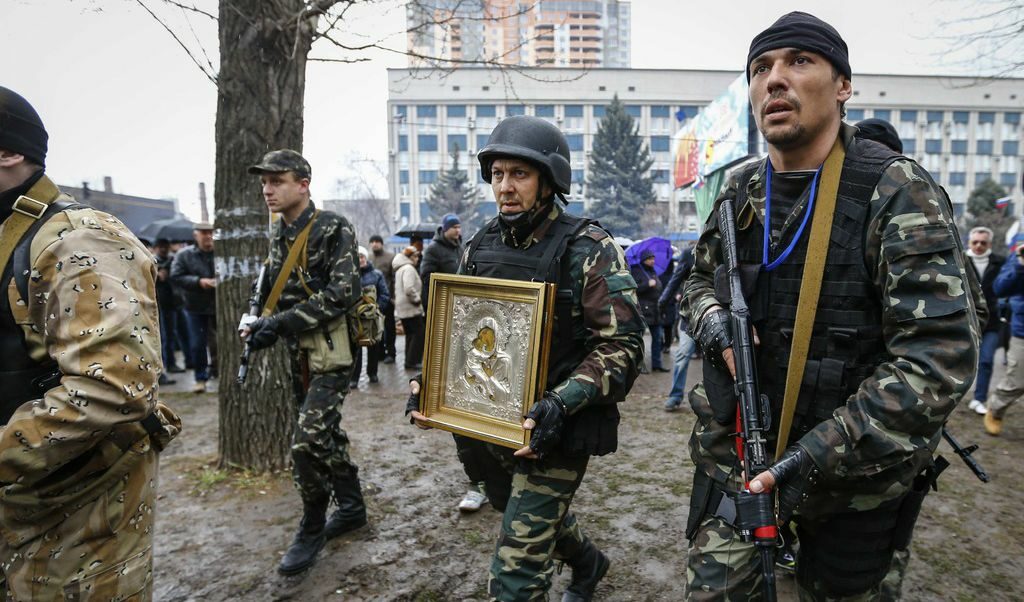 Въоръжени проруски протестиращи в Луганск.