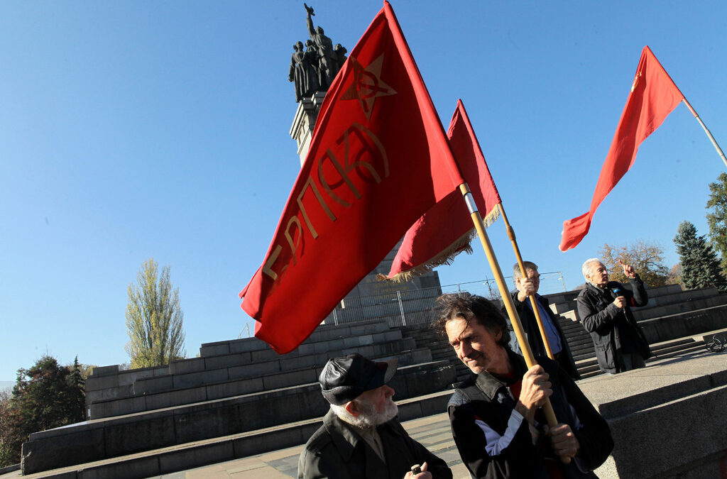 Честване на Октомврийската революция пред Паметника на съветската армия