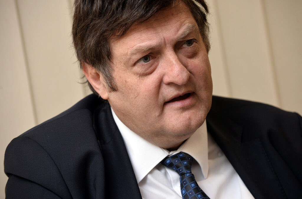 Прокуратурата проверява източвал ли е министър Данов социални помощи от Франция