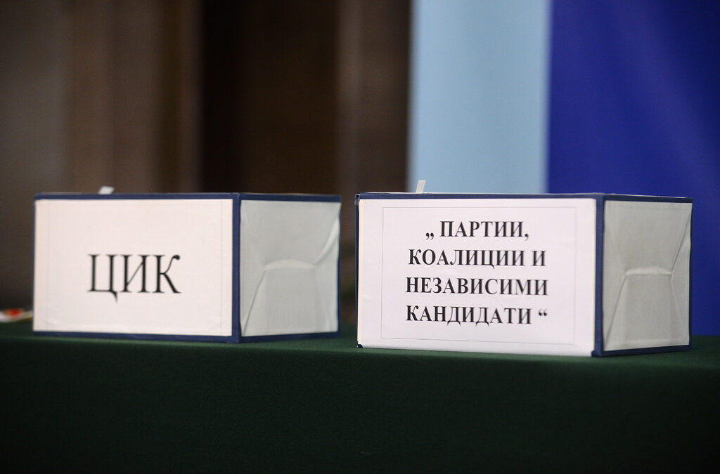 Жребият за евробюлетината: БСП взе стар номер на ГЕРБ, ДПС е под Бареков, реформаторите - под "Синьо единство" (видео)
