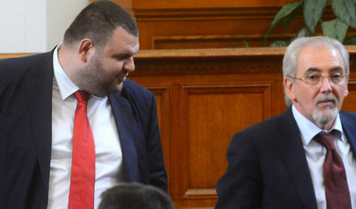 Делян Пеевски и Лютви Местан в парламента, когато се гласува кабинетът "Орешарски" Делян Пеевски и Лютви Местан в парламента, когато се гласува кабинетът "Орешарски"