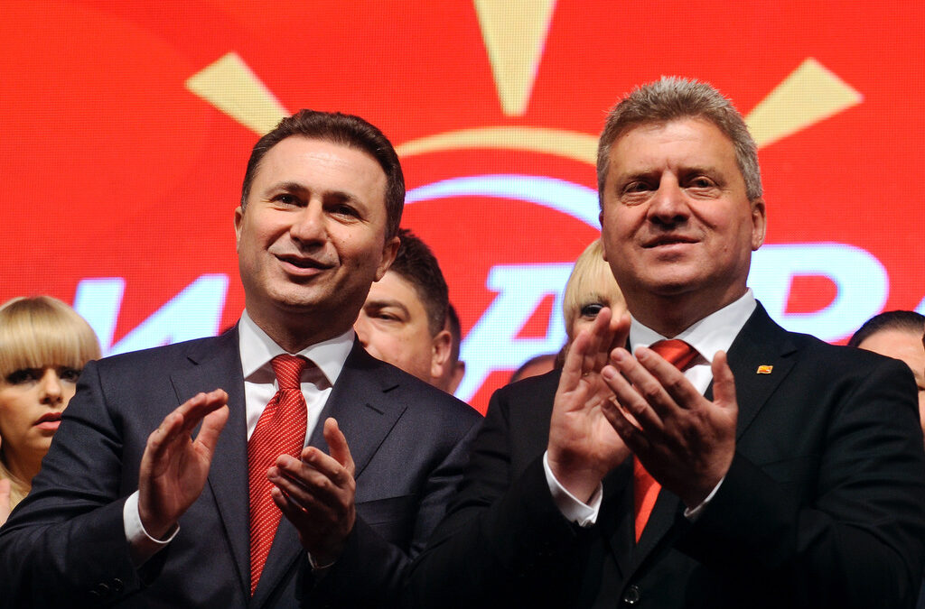 Лидерът на ВМРО-ДПНЕ Никола Груевски (вляво) заедно с настоящия президент Гьорге Иванов (вдясно) по време на предизборната кампания.