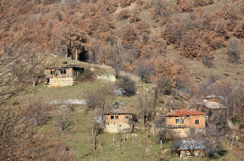 Общо 169 селища в България са без жители