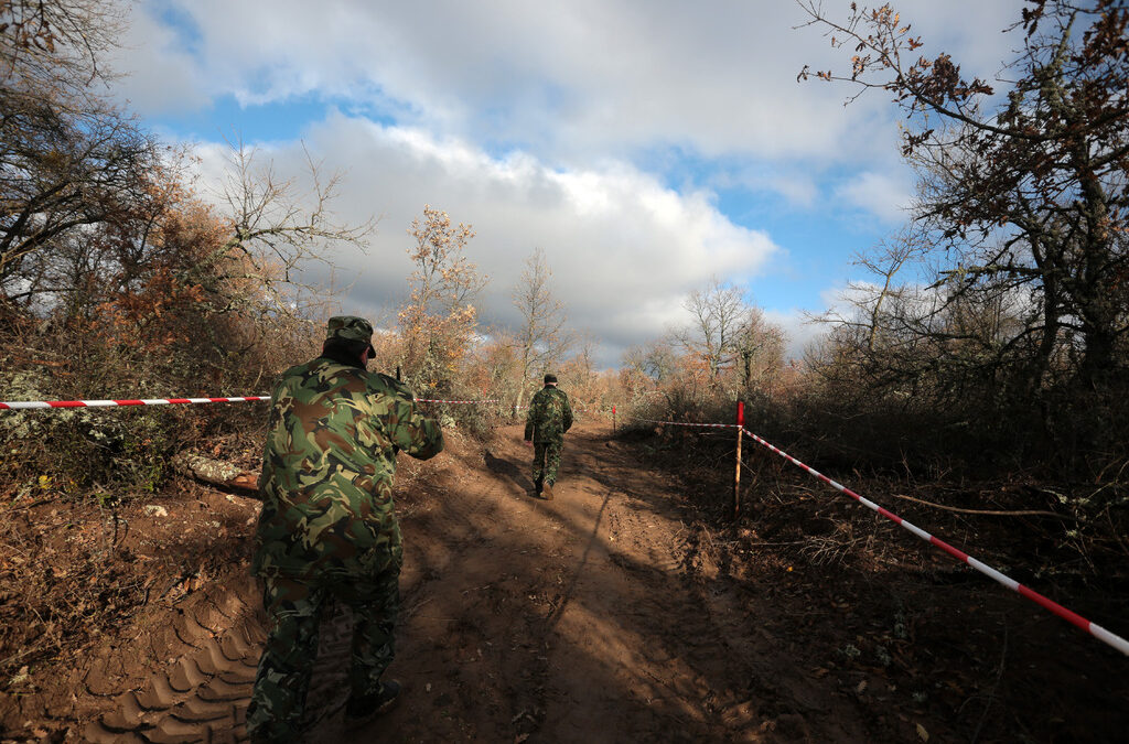 Гранични полицаи са задържали 34 нелегални имигранти и трима каналджии