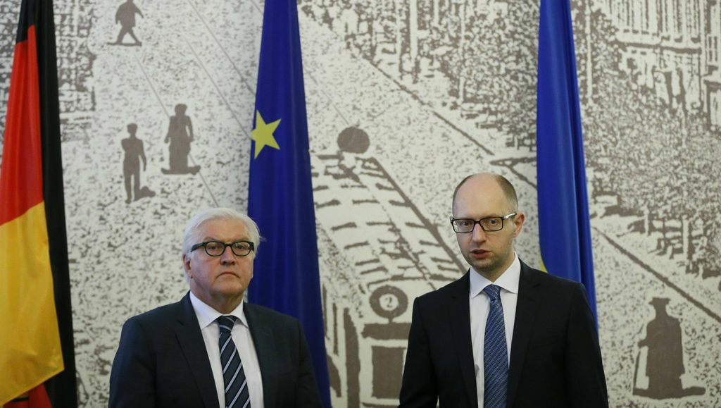 Германският външен министър Франк Валтер-Щайнмайер (вляво) и изпълняващият длъжността премиер на Украйна Арсений Яценюк
