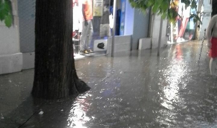 Буря, порой и град се стовариха над Русе