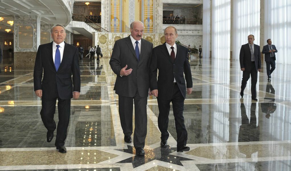 Отляво-надясно: Нурсултан Назърбаев, Александър Лукашенко и Владимир Путин преди официалното подписване