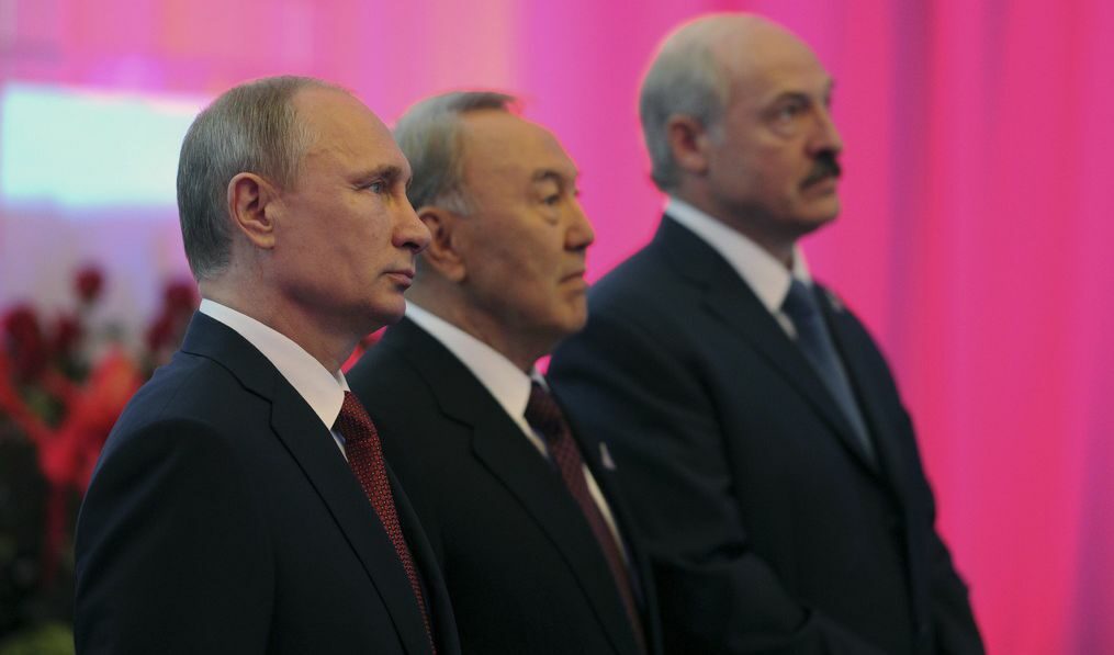 Отляво-надясно: президентите на Русия Владимир Путин, на Казахстан Нурсултан Назърбаев и на Беларус Александър Лукашенко на церемонията за подписването на договора
