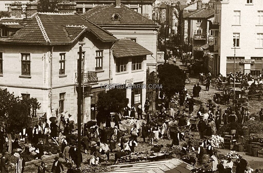 Женският пазар през 20-те години на ХХ век.
Снимката е от сайта<a href="http://www.lostbulgaria.com/?s=Женски пазар"> "Изгубената България"</a> Женският пазар през 20-те години на ХХ век.
Снимката е от сайта<a href="http://www.lostbulgaria.com/?s=Женски пазар"> "Изгубената България"</a>