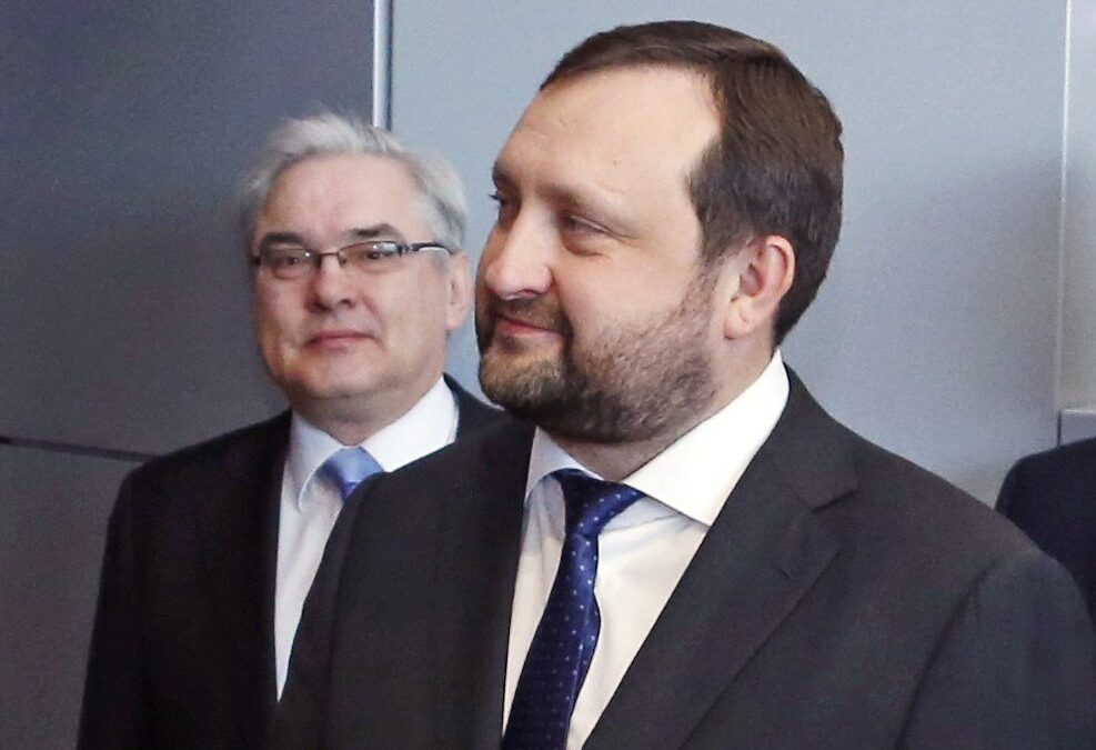Арбузов (на преден план) на среща в централната на Европейската комисия в Брюксел Арбузов (на преден план) на среща в централната на Европейската комисия в Брюксел
