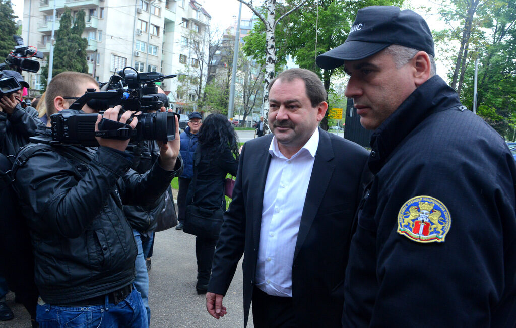 Веселин Пенгезов при получаване на обвинението си в ДАНС през пролетта.