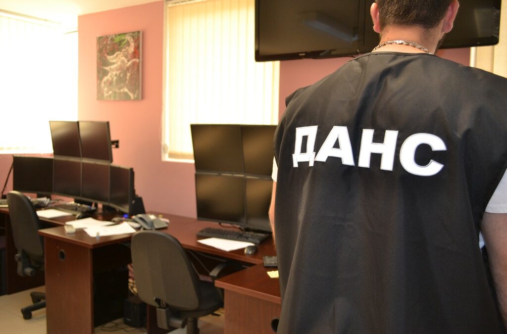 Снимката е от сайта на ДАНС и е от проведената акция по задържането