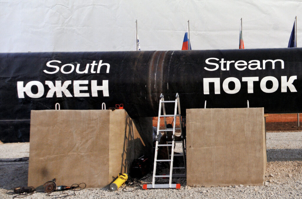 Българското обединение "Газпроект юг", партньор на "Стройтрансгаз" при строителството на газопровода, е съставено от "Промишлено строителство холдинг" (собственост на "Водстрой 98", която се свързва с Делян Пеевски), "Техноекспортстрой", "Главболгарстрой", "Понсстройинженеринг" и "ПСТ холдинг". Българското обединение "Газпроект юг", партньор на "Стройтрансгаз" при строителството на газопровода, е съставено от "Промишлено строителство холдинг" (собственост на "Водстрой 98", която се свързва с Делян Пеевски), "Техноекспортстрой", "Главболгарстрой", "Понсстройинженеринг" и "ПСТ холдинг".