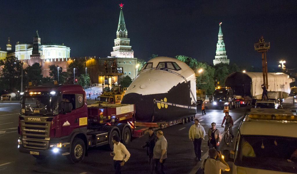 Макет на съветската совалка премина през центъра на Москва (видео) Макет на съветската совалка премина през центъра на Москва (видео)