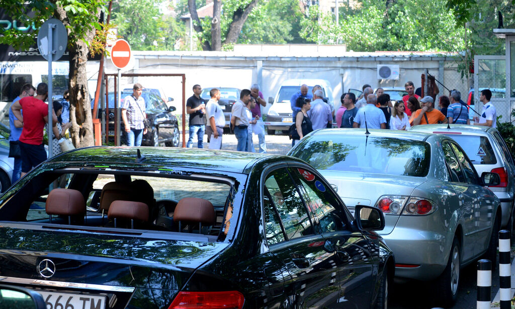 Денонощни дежурства на хора с пострадали от градушката автомобили се оформиха пред пунктовете за завеждане на щети на застрахователните компании.