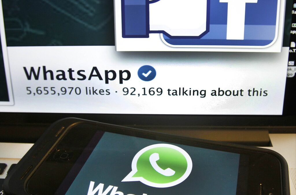 В опит да следва интереса на хората, Facebook купи WhatsApp и Instagram.
