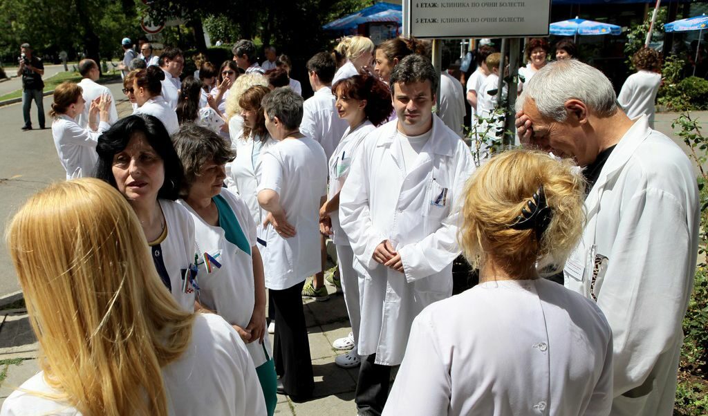 Медицинските екипи в болниците излязоха на половинчасов предупредителен протест