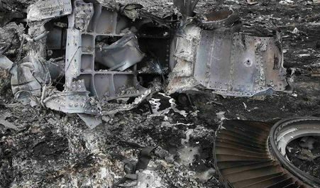 Откриването на доказателства за трагедията ще бъде трудно, включително защото в пожара на земята част от корпуса се е разтопил от високата температура.