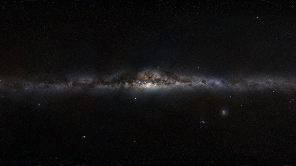 Панорама на Млечния път, заснета в<a href="https://www.flickr.com/photos/esoastronomy/6923443595/in/photolist-bxNsza-9x2Cmr-anMCcT-f7xEcA-8iM87G-f2Ezoe-8jKXLX-c72uFE-hyzqTM-jbGKv8-fKXCdY-nU5jX9-anVYMh-8S8zAi-anFVRn-diDBSM-c6JdD7-aj87Cw-8mQpt3-nVcr1m-kXke9E-h1KM2A-f3pabn-owWAcr-9vsbCA-cRREGs-c7Edz1-ekw9yc-mGV6g9-frYPnk-hi3K5u-kiUo82-fCHhPa-h1KKVg-8oLx1u-jHFuot-nVNsVH-8RDLRq-dfoA6v-geu2H1-cPbHjw-f8jPP8-aibdpA-dJ1SMi-9joBgy-ck7g4m-os4r76-dJ7jHh-hAZHvK-f8jQ1a" target="_blank"> Европейската южна обсерватория</a>. Снимката е споделена в мрежата Flickr и се разпространява под лиценза <a href="https://creativecommons.org/licenses/by/2.0/" target="_blank">Creative Commons.</a><br /><br />