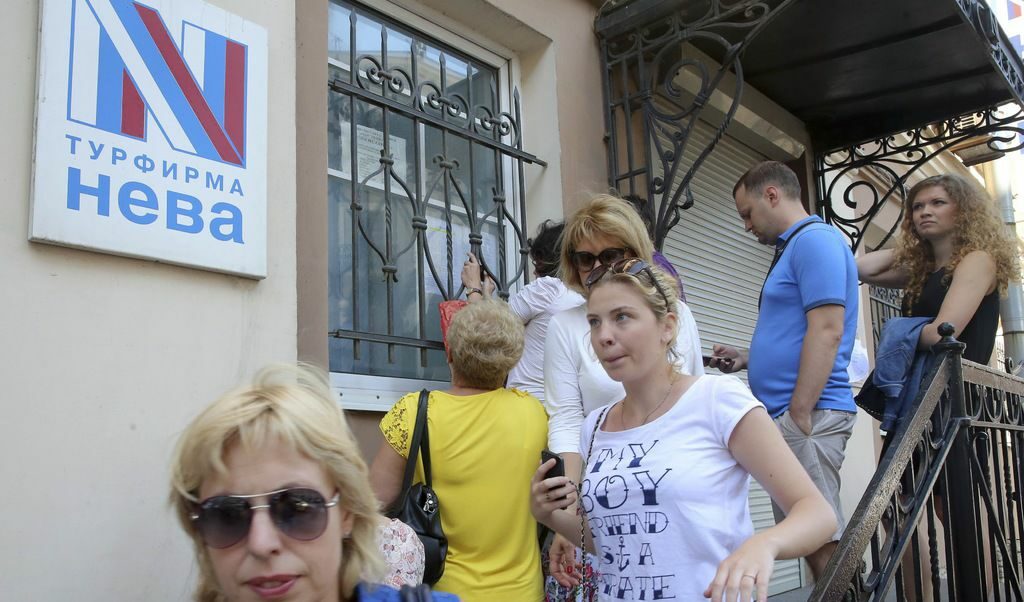 Клиенти на най-старата компания в бизнеса "Нева" се редят на опашка, за да си поискат обратно парите, платени за екскурзии