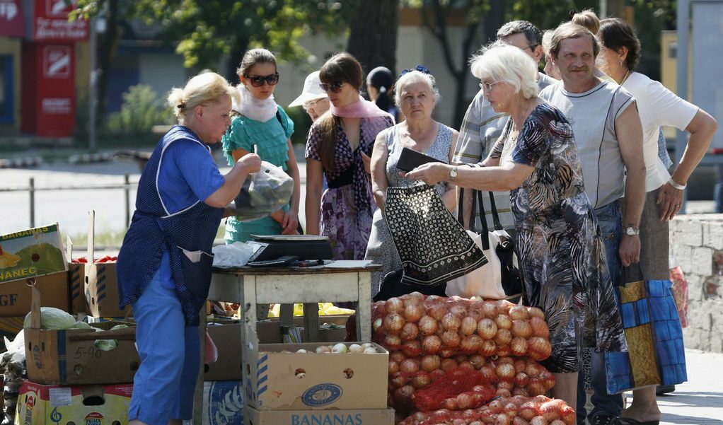 Жителите на Донецк - основната крепост на сепаратистите, се опитват да живеят под почти пълна обсада.