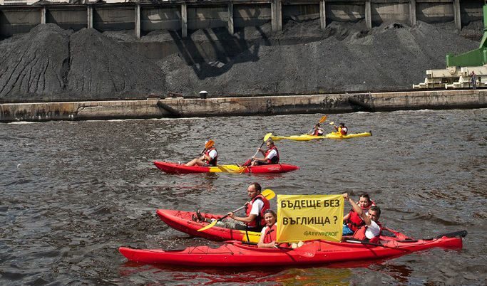 Активисти на "Грийнпийс" протестираха пред ТЕЦ "Варна"