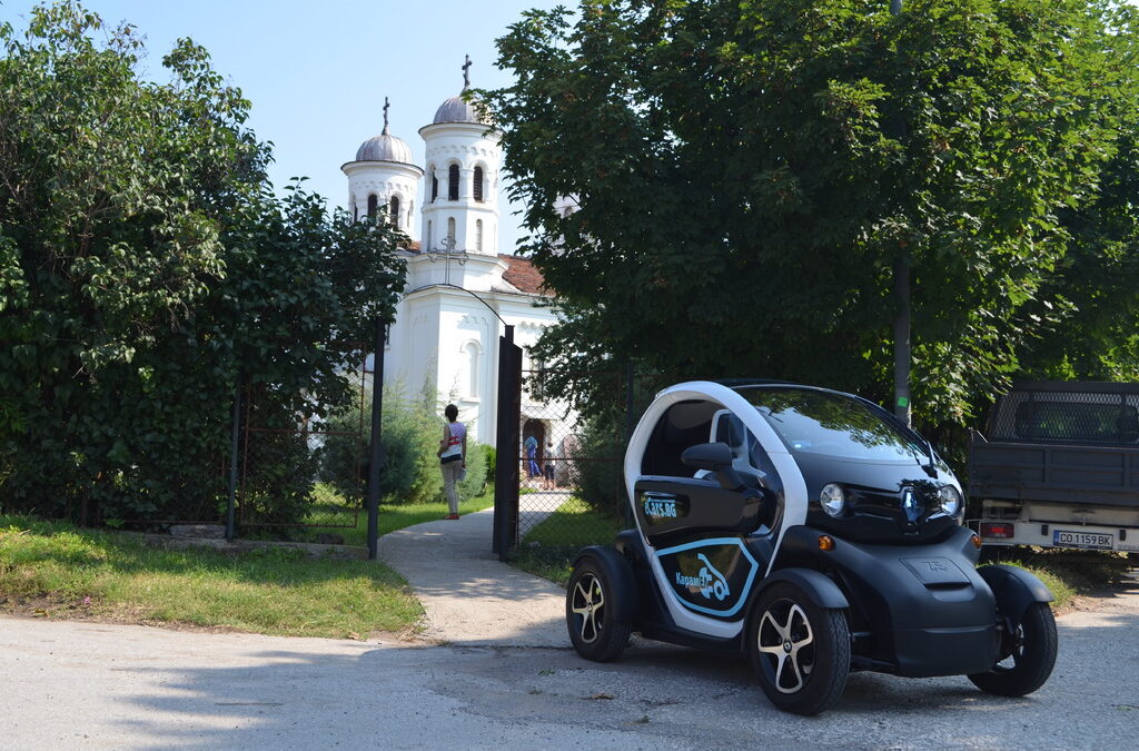 С Twizy на път - малката маневрена кола е идеална за градски условия и близки разстояния.