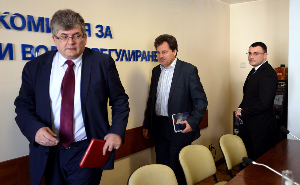 Енергийният министър поиска оставката на председателя на ДКЕВР Боян Боев(вдясно на снимката) и на Еленко Божков, вляво. Третият член на комисията, който се очаква да подаде оставка е Лиляна Младенова.