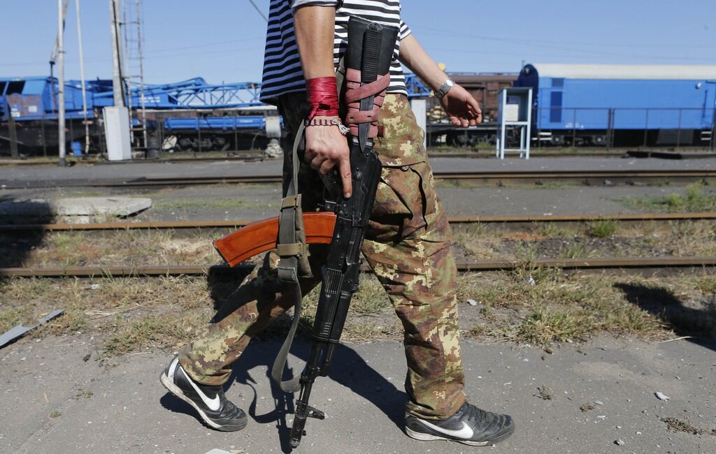 Проруски боец се разхожда на гара в Източна Украйна. Проруски боец се разхожда на гара в Източна Украйна.