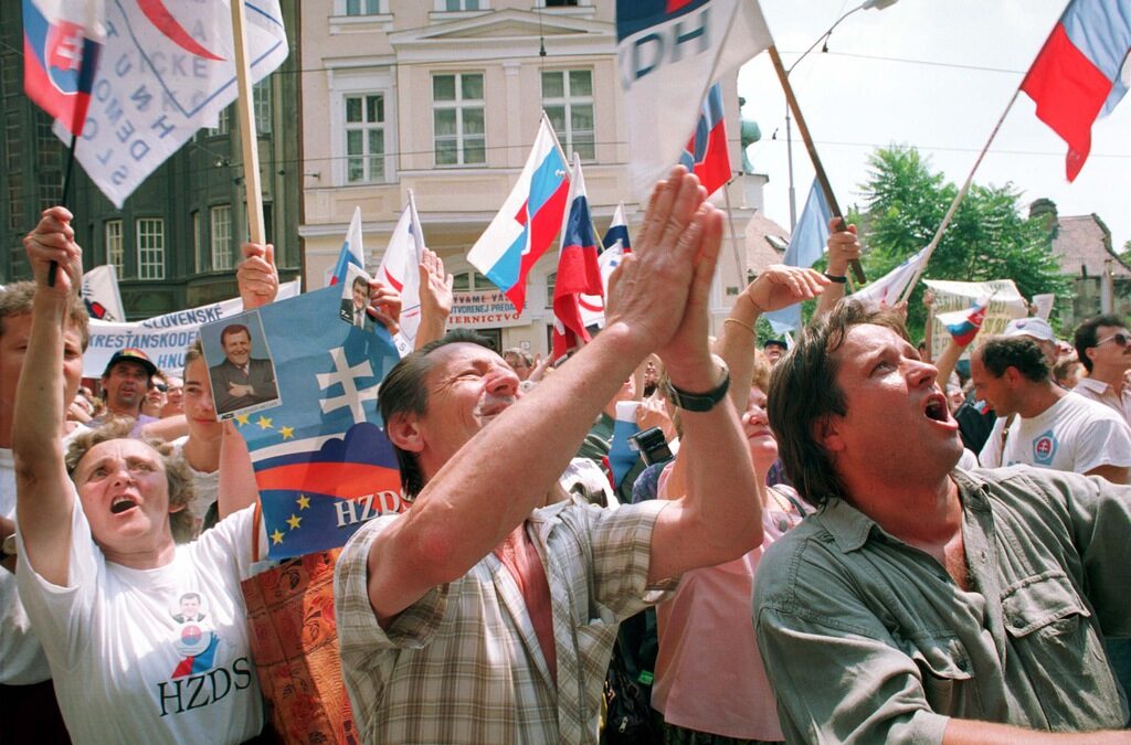 Демонстрация в подкрепа на ратификацията на суверенитета на Словакия в Братислава на 17 юли 1992 г. Демонстрация в подкрепа на ратификацията на суверенитета на Словакия в Братислава на 17 юли 1992 г.