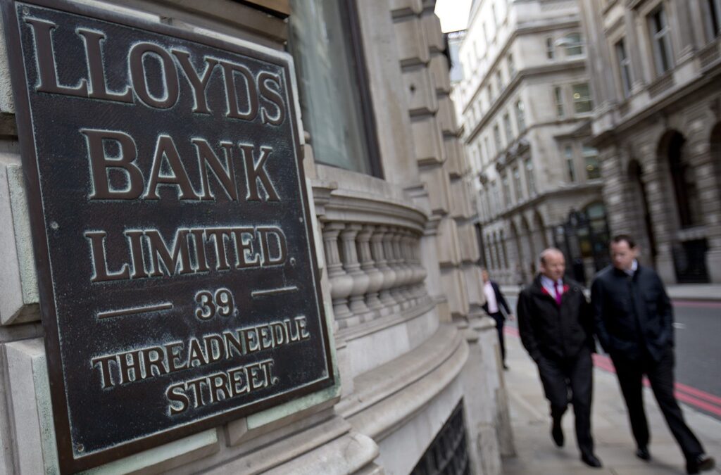 Големите британски банки "Лойдс" и RBS заплашиха, че ако Шотландия се отдели, ще преместят централите си от Единбург в Лондон Големите британски банки "Лойдс" и RBS заплашиха, че ако Шотландия се отдели, ще преместят централите си от Единбург в Лондон