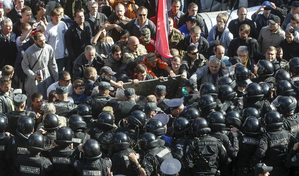 Пред сградата на Върховната Рада се събраха протестиращи от националистическата партия "Свобода" и от "Десен сектор", които подпалиха и автомобилни гуми на площада и се стигна до сблъсъци с полицията.