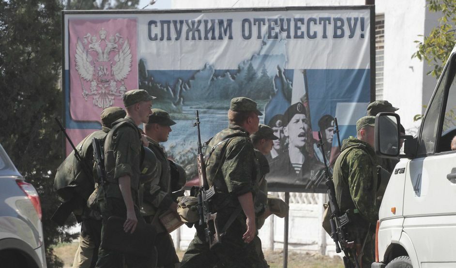 Русия твърди, че е присъединила полуострова п омолба н аместнот онеселение и сега разполага в Крим пълноценна армейска групировка, мотивирайки се със заплаха от НАТО и събитията в Украйна.