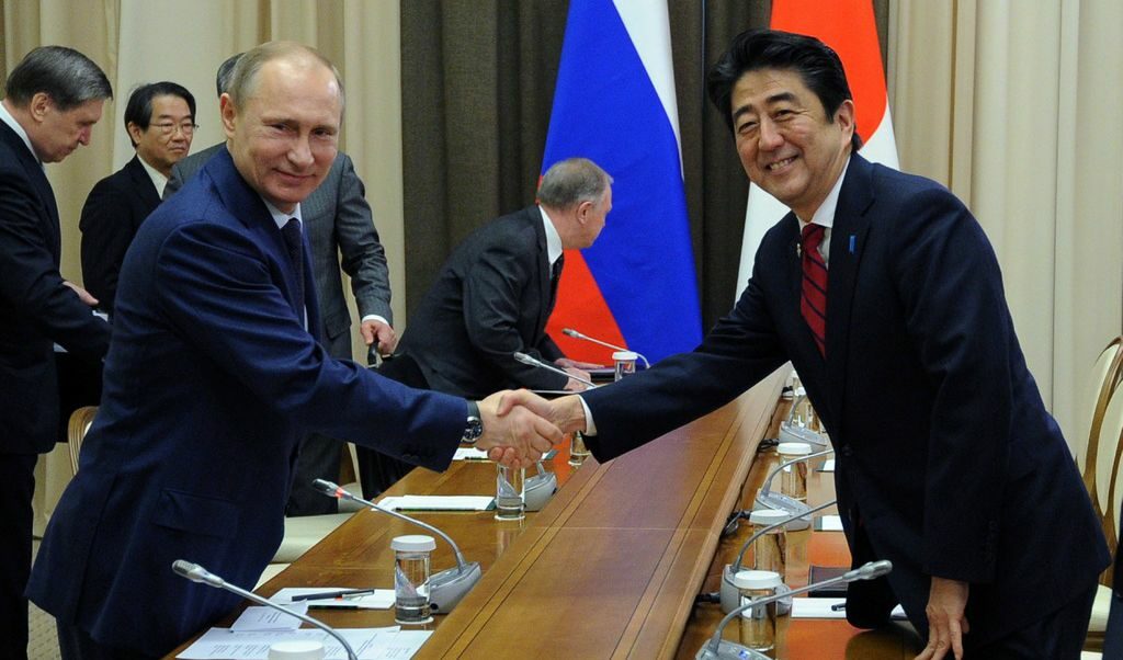 В неделя Владимир Путин и премиерът на Япония Шинзо Абе се договориха, че въпреки санкциите, диалогът между двете страни ще продължава.