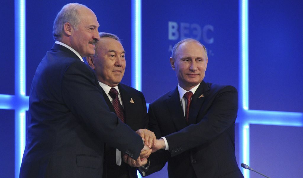 Президентите на държавите от Евразийския икономически съюз при подписването на договора в края на май в Астана.