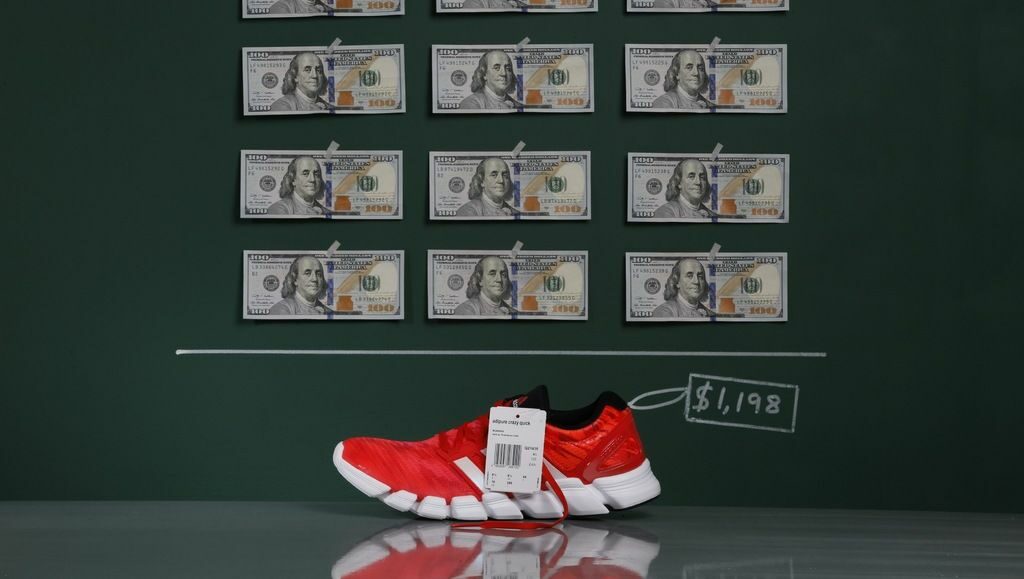 Снимка от октомври 2014г., когато чифт маратонки Adidas Adipure Crazy струваха  7547 боливара, или $1198 по официалния обменен курс.
