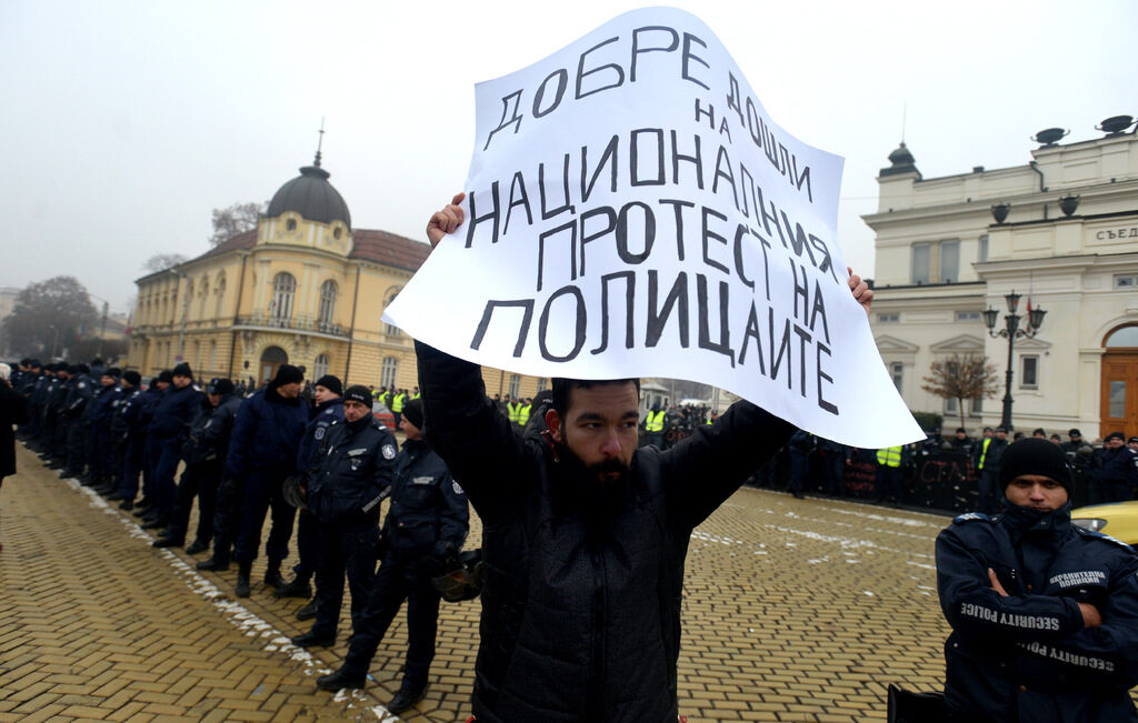 По време на протестите срещу кабинета "Орешарски" този плакат беше ироничен, но сега се задава истински протест на полицаите
