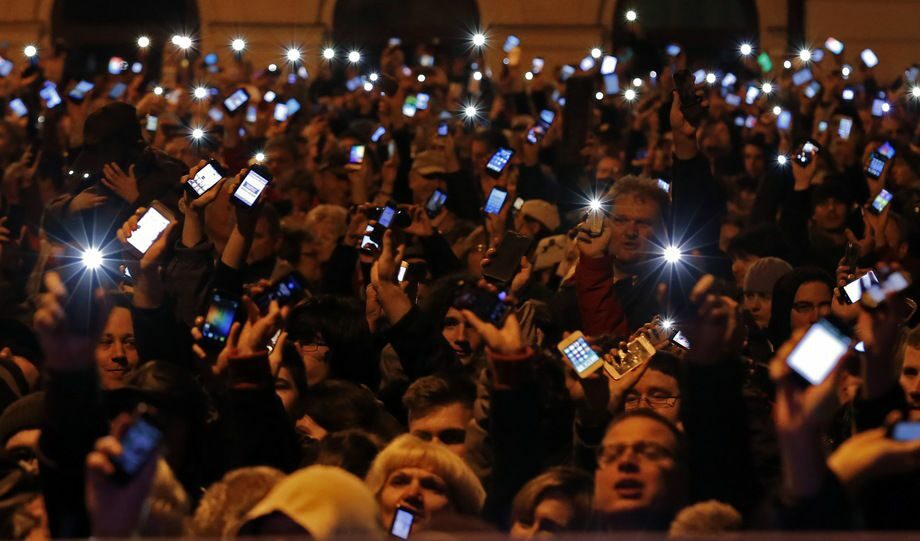Над 100 хиляди протестираха в Унгария срещу интернет данък Над 100 хиляди протестираха в Унгария срещу интернет данък