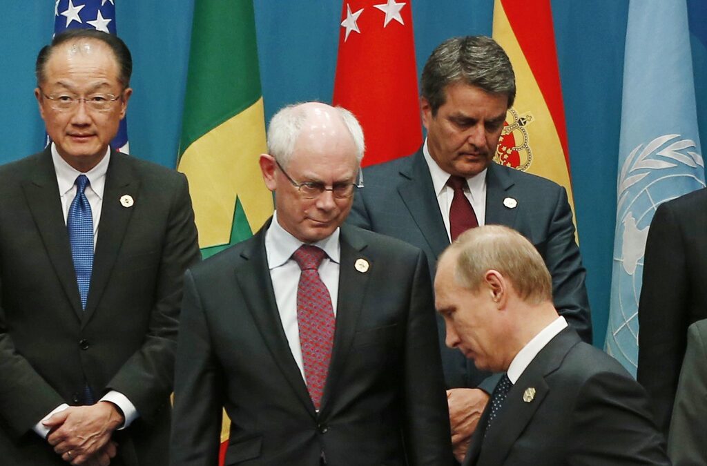 Президентът на Русия Владимир Путин преминава под погледа на Херман ван Ромпой за обща снимка на лидерите на Г-20. Президентът на Русия Владимир Путин преминава под погледа на Херман ван Ромпой за обща снимка на лидерите на Г-20.