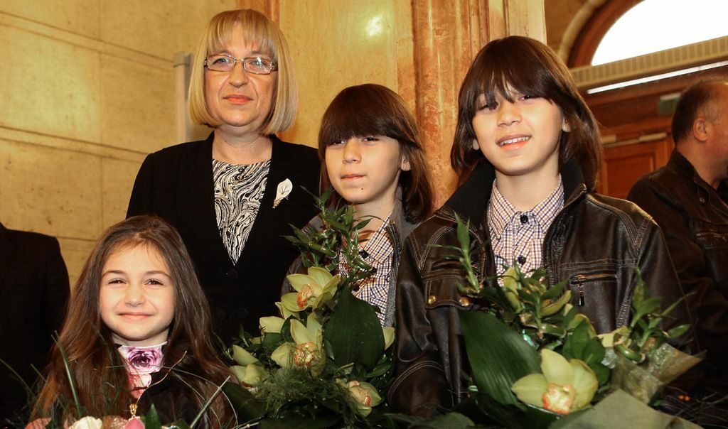 С приветствие и благодарности към Крисия, Хасан и Ибрахим започна извънредното заседание на 43-тото Народно събрание на 18 ноември. Те бяха посрещнати от председателя Цецка Цачева