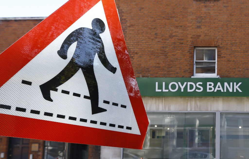 Lloyds banking group е платила 17.7 милиарда долара заради злоупотреби със застраховки за защита на плащанията, Barclys – 7.8 милиарда долара а RBS – 5.1 милиарда долара.
