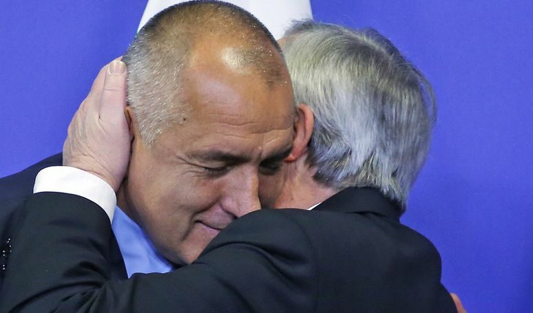 Председателят на Европейската комисия Жан-Клод Юнкер поздравява Бойко Борисов преди срещата им в четвъртък в Брюксел Председателят на Европейската комисия Жан-Клод Юнкер поздравява Бойко Борисов преди срещата им в четвъртък в Брюксел